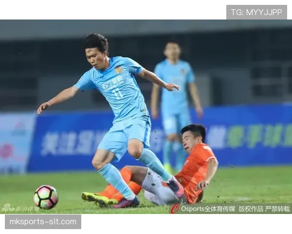 身体冲撞判罚要点：裁判如何区分合法拼抢与犯规